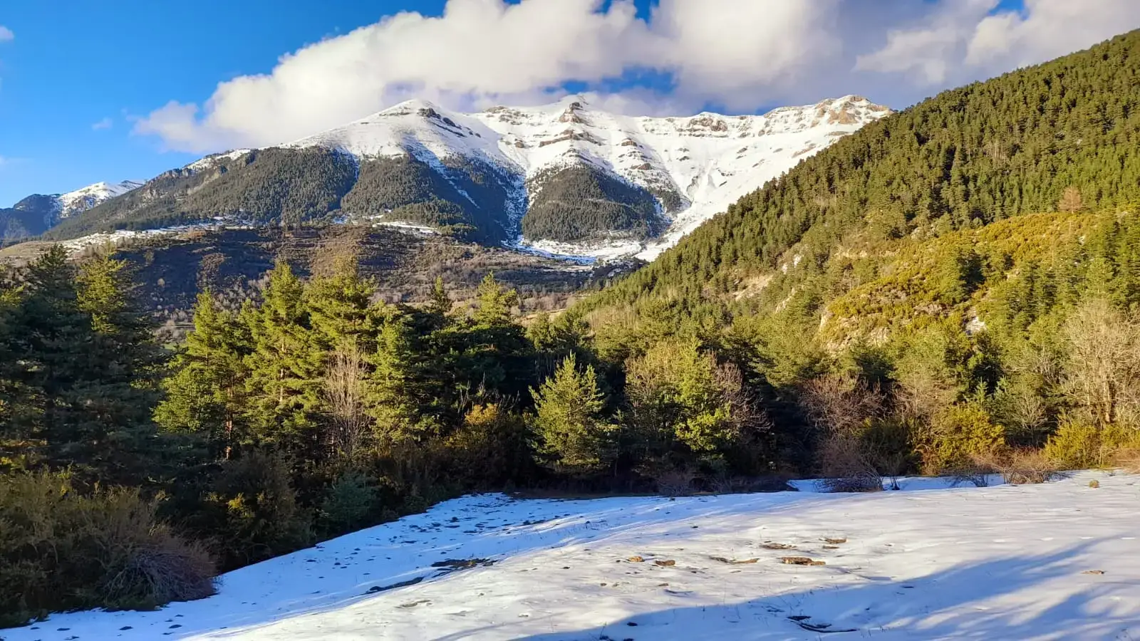 Berg Pyrenaen mit Schnee 3 Motorradreisen in Spanien