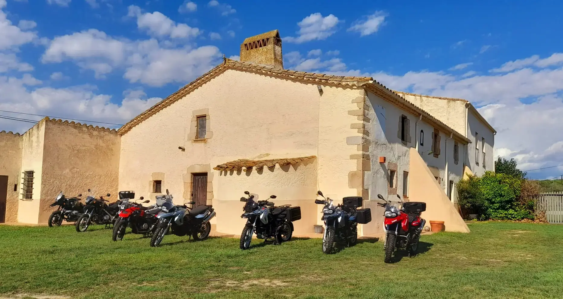 Masia mit Motorradern Motorradreisen in Spanien