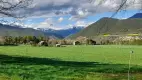 berge schnee pyrenäen grüne wiese im vordergrund