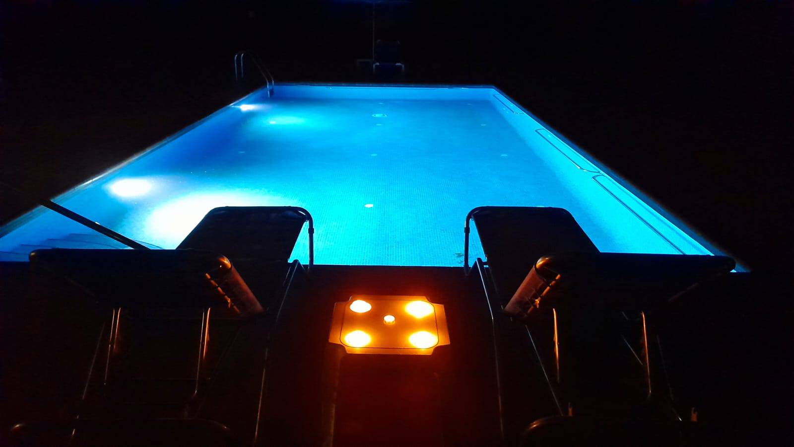 Pool bei Nacht Motorradreisen in Spanien