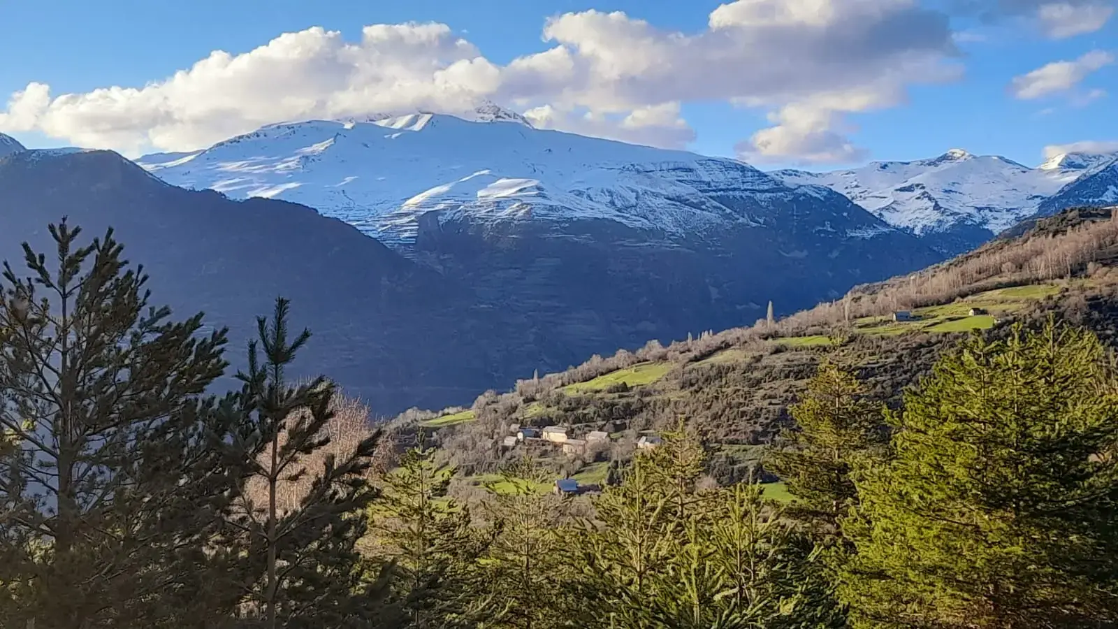 Berg Pyrenaen mit Schnee Motorradreisen in Spanien