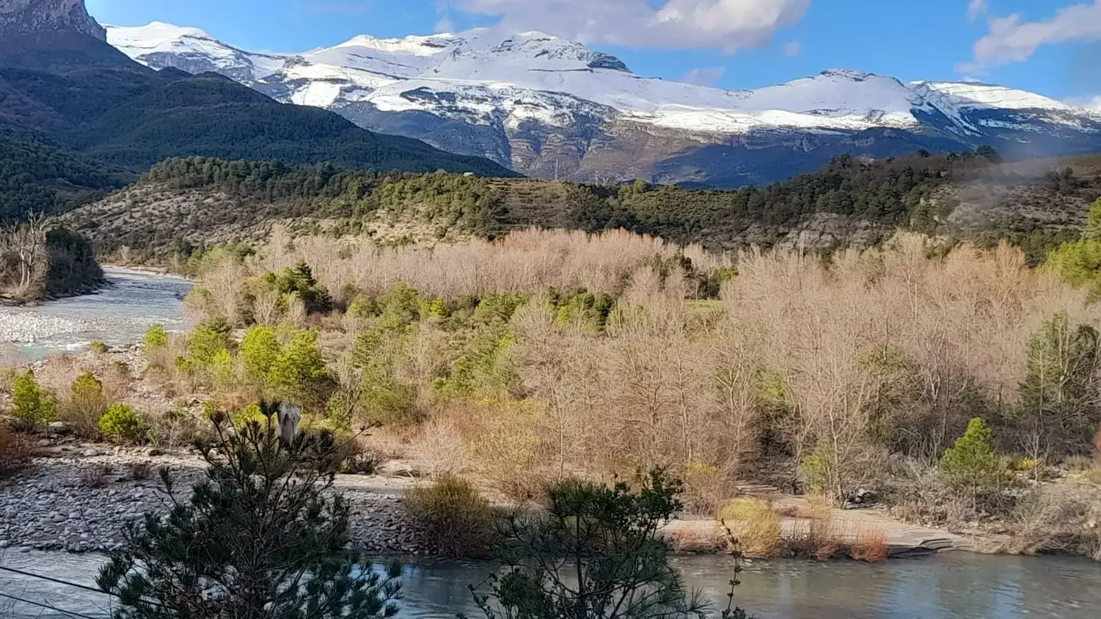 berge schnee bach pyrenaen spanien Motorradreisen in Spanien